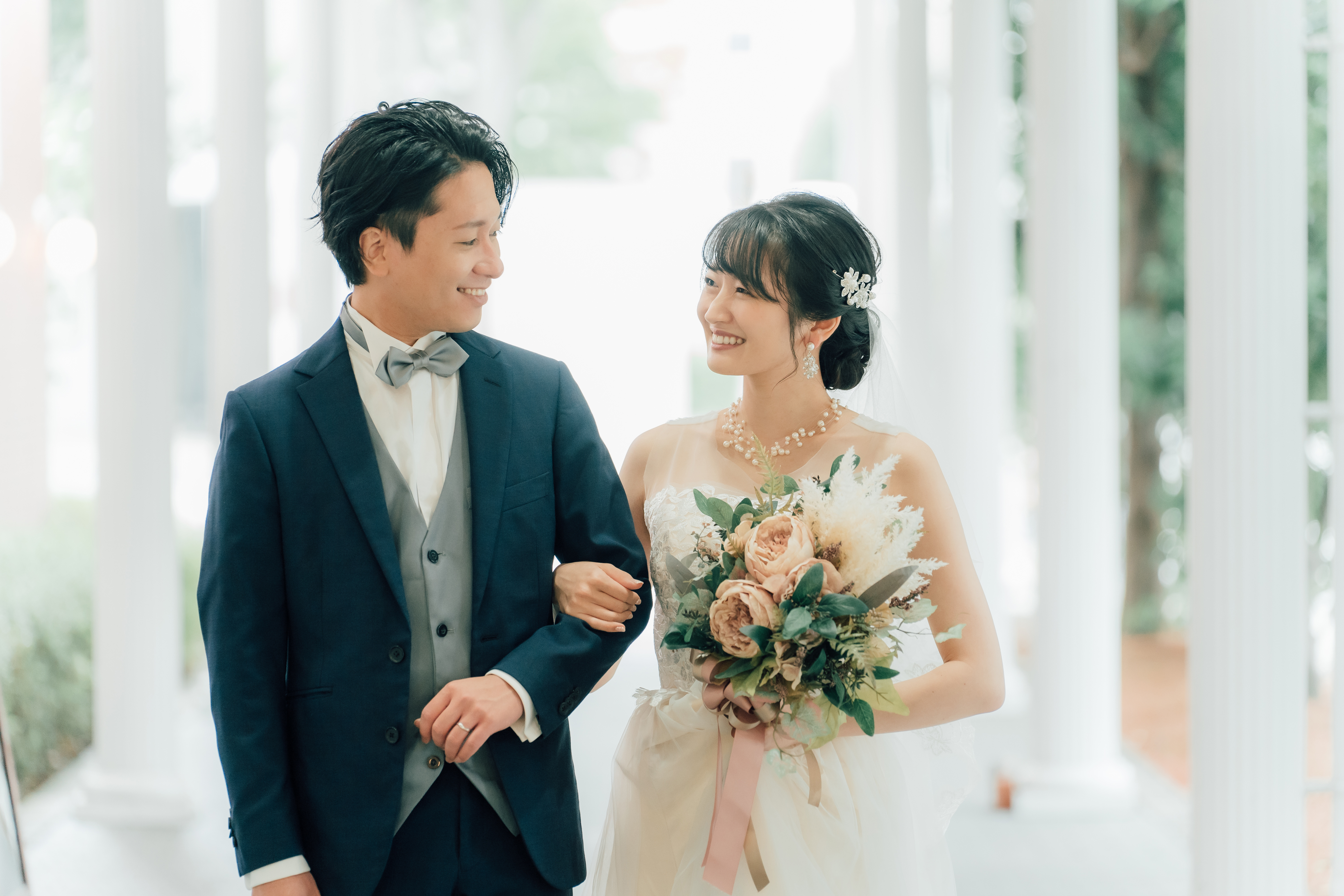 結婚式で寄り添う新郎新婦
