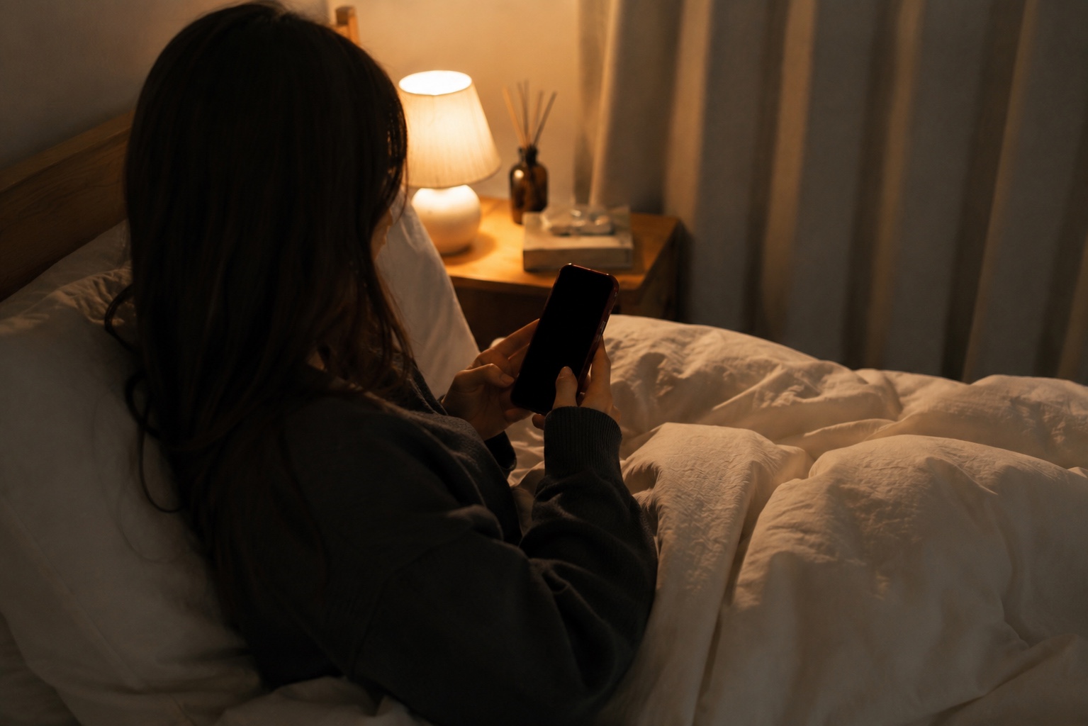 夜スマホで検索して不安になる女性